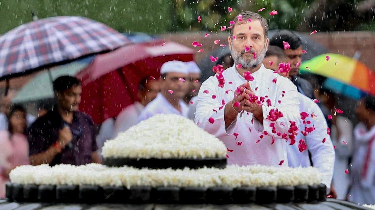 PTI : Rahul Gandhi pays tribute to Rajiv Gandhi at Veer Bhumi in Delhi |  